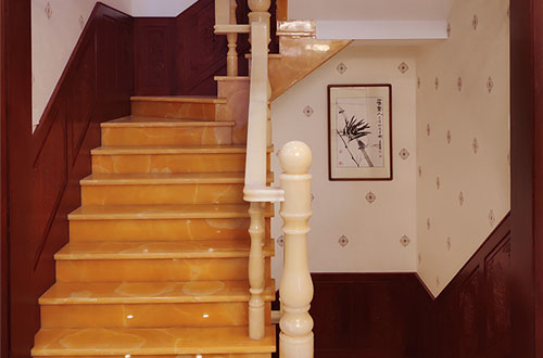 卫辉中式别墅室内汉白玉石楼梯的定制安装装饰效果